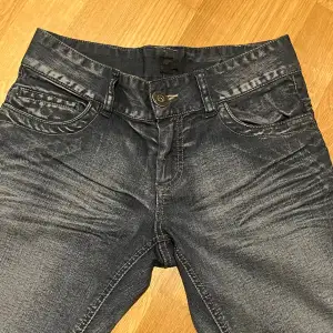 Jätte fina blendshe jeans som säljs då de inte kommit till andvändning. Inrebenslängd: 80cm  Midjemått: 76-77cm.