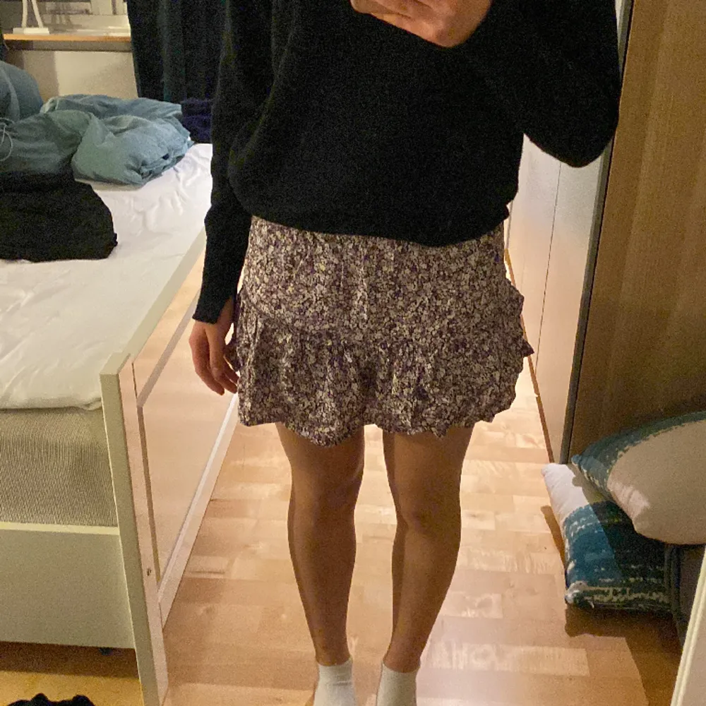 Jättefin blommig kjol med inbyggda shorts. Köpta från sellpy förra sommaren men är i gott skick. Säljer för att den blivit lite liten.. Kjolar.