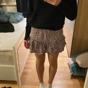 Blommig skort - Jättefin blommig kjol med inbyggda shorts. Köpta från sellpy förra sommaren men är i gott skick. Säljer för att den blivit lite liten.