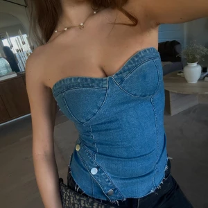 Festtopp i jeans - Säljer min SÅ coola jeanstopp i jeans som en vän har gjort själv! Älskar denna💙💙