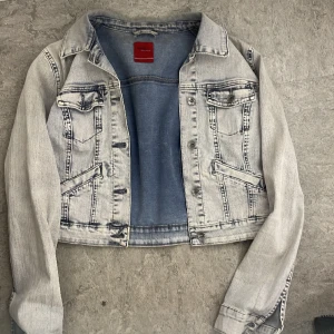 Skitttt snygg vintage Vera Moda jeans jacka! - Jag säljer den här vintage vera Moda jeans jackan! Den är perfect inför våren🌼 Har använd 2-3 gånger!