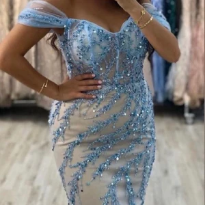 Klänning, bal, bröllop - Super fin klänning som ändats är använd 1 gång.✨ Den har underbara detaljer och sitter jättefint på kroppen😍 Storlek:40-44