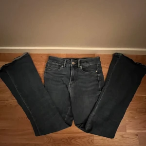 Vero moda jeans - Bra skick, Köpt från Zalando men är från märket Veromoda. Köpte ganska länge sen för 379, Men säljer för 200kr. De är bootcut och valdigt snygga på❤️ Kontakta för intresse eller fler bilder❤️