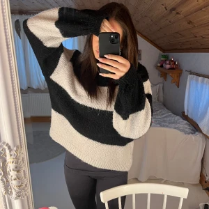 Stickad tröja  - Stickad tröja från Gina i storlek M, skriv vid frågor💗