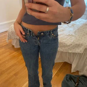 Rowe jeans - Jeans från weekday i modellen rowe 25x32. Säljer då de är för små för mig💌 inga defekter och som nya!