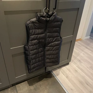 Väst  - Jag säljer nu min väst helt oanvänd. Så den är exakt som ny. Skön nu till hösten och även vid vintern