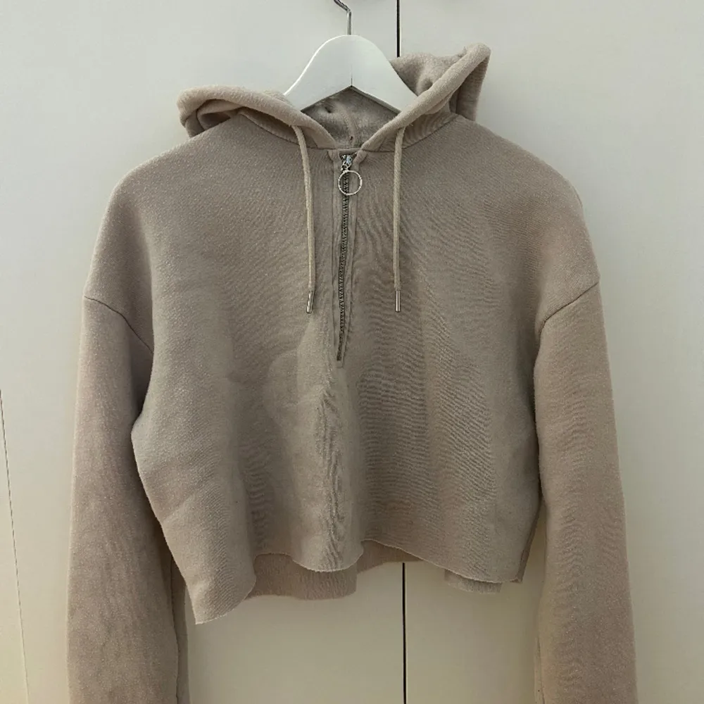 Croppad hoodie från topshop. Denna är använd och är därför nopprig men det kan man såklart ordna om man vill. . Tröjor & Koftor.