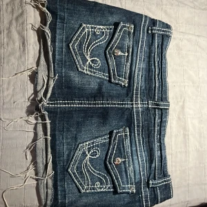 jeans kjol 💞 - köpte på plick för 260kr, men säljer eftersom säljaren ljög om storleken, storleken är L och den är bred i midjan, super fina detaljer! skriv om ni har funderingar 💕