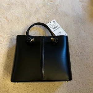 Väska - Så fin helt ny väska från zara