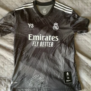 REAL MADRID TRÖJA - Säljer denna feta tröja - 120 års jubelium för real madrid. Den är i nyskick. Storlek L, men passar M.