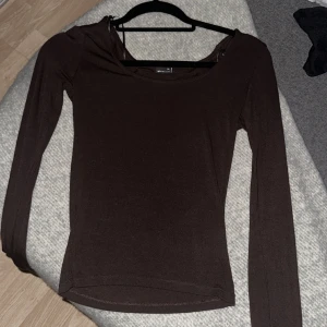 ginatricot tröja - soft touch jersey top! säljer min tröja med slits vid ärmarna💓tröjan är från ginatricot, helt slutsåld på deras hemsida💓 