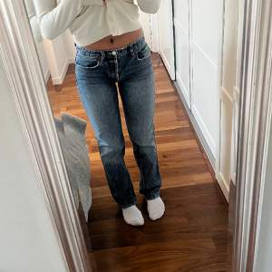 Lågmidjade jeans från Zara. Köpare står för frakt🥰jag är 174 lång