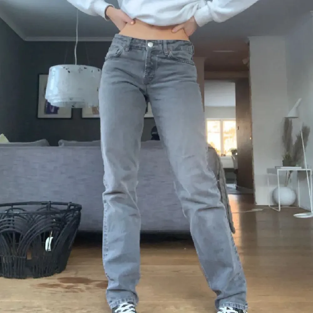 (Lånad första bild) Supersnygga gråa lågmidjade jeans från Zara! Frakt tillkommer☺️ . Jeans & Byxor.