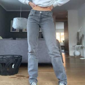 (Lånad första bild) Supersnygga gråa lågmidjade jeans från Zara! Frakt tillkommer☺️ 