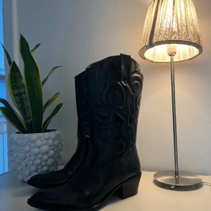 Cowboy boots  - Säljer mina boots då dem inte kommer till användning, endast använda en kväll! Storlek 40 men passar mer 39