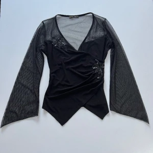 Svart blus - Svart vintage blus med vida ärmar från Danza 🖤