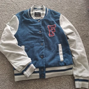 Fishbone jacka - Snygg jacka från Fishbone som har aldrig används. Hittade den på en utebyte loppis. Skriv om frågor eller mer bilderna!