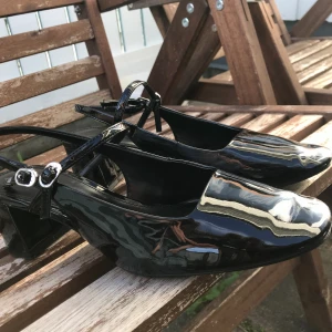 Mary Jane skor - Superfina skor med en liten blockklack, två spännen så de sitter bra på och trillar inte av som vissa ballerinaskor gör! Använt endast 2ggr så de är i fint skick med lite nätta skavningar. Från märket Mango☺️