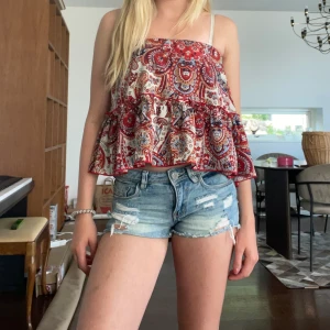 Lågmidjade leopardjeansshorts - Supersnygga Lågmidjade jeansshorts med insytt leopardtyg vid midja (se bild)💖💖 säljer pga att de är lite för små🥰 Skicket är bra!