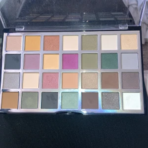 Ögonskuggspalett - En palett från Lindex. Har använts fåtal gånger. Nypris: 120kr Mitt pris: 75kr