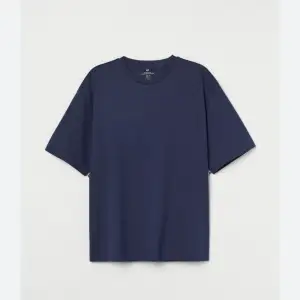 Jag säljer en marinblå t-shirt från H&M i fint sick❣️