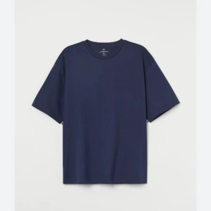 Marinblå t-shirt - Jag säljer en marinblå t-shirt från H&M i fint sick❣️