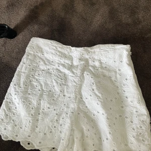 Tunna shorts sommar - Så snygga och fina shorts till sommaren! Kan kläs upp med topp eller till stranden osv. Andvända 2 gånger.