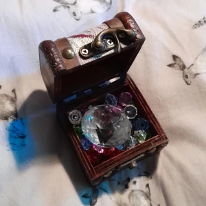 Skattkista - En liten skattkista med diamanter i olika färger.