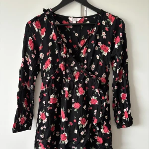 Blommig blus - Märke: Miss Selfridge. Väldigt bra skick.