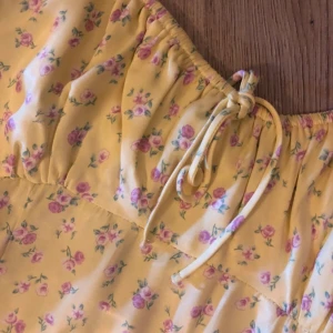 Gul klänning  - Säljer mina gul blommiga klänning från zara i strl L. Skulle säga att den passar en M-L
