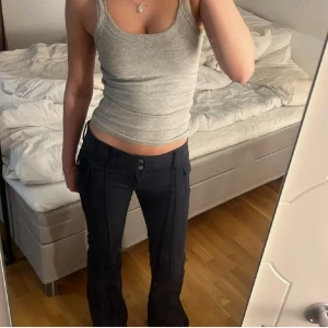 Byxor med fickor - Säljer dessa snygga mörkblåa byxor med fickor på båda höfterna💗