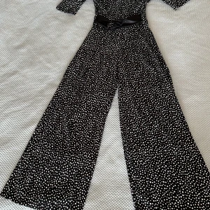Jumpsuit  - Vit svart prikig jumpsuit är så fin och skön rekommenderar starkt🤍🖤🤍
