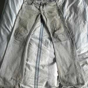 Hope Jeans - Hope Jeans i modellen Rush. Lite smutsiga på ena knät men går att tvätta bort. 