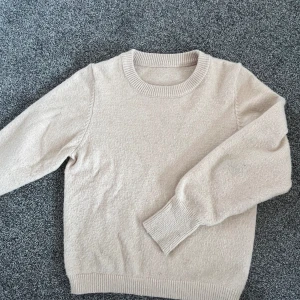 Beige stickad tröja  - Säljer min beige tröja som är stickad. Säljer då den inte kommer till användning. Skriv för fler bilder 💕