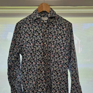 Sommarig Skjorta East West - Skjorta från East West Storlek: M Modell: Slim fit  Material: 100% Bomull