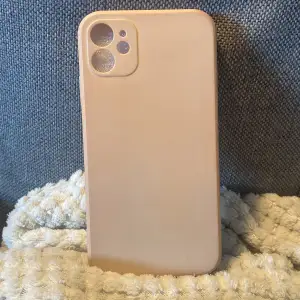 Ett mobilskal till iPhone 11, använt men ganska bra skick. Lite smutsigt som man kan se på sista bilden 