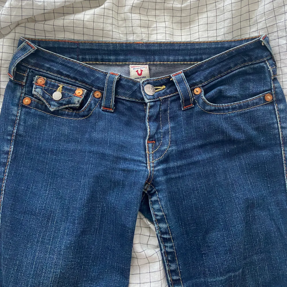 Super snygga true religon jeans som är bootcut och lågmidjade. De är i storlek w27/S. Jätte bra skick, inga defekter. De är omsydda vid benen så att de ska bli mer bootcut, men syns knappt då de är samma färg. Skriv vid frågor eller fler bilder💞. Jeans & Byxor.
