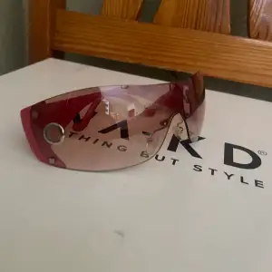 Y2k inspirerade solglasögon, i färgen rosa/röd samt i super skick!💕