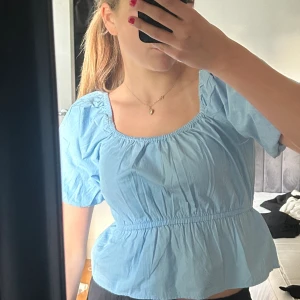Blå topp - Säljer denna söta blåa blus från bikbok som har prislappen kvar! I storlek s!😍