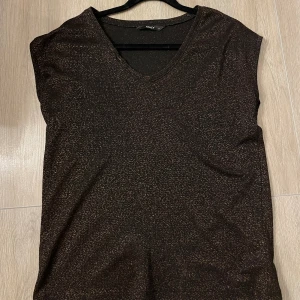 Glittrig topp - Säljer denna brunglittriga topp från only 🤎🤎 jättefin som fest topp mm 🩷 osäker på priset så lägg gärna pris förslag 