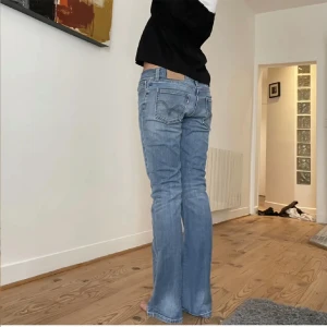 Perfekta Levis jeans - Såååå najs o snygga Levis jeans som bara är perfekta i garderoben. Bilder från förra säljaren och köpte dem själv för 1000 kr💙💙💗💗🙌🏼🙌🏼🙌🏼