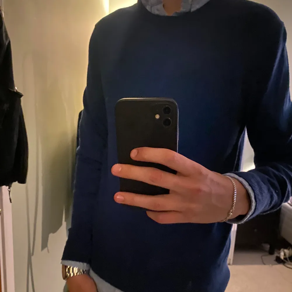 100% wool tröja från Uniqlo. As najs slimfit passform och skönt material. Aldrig använd. Tröjor & Koftor.