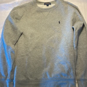Säljer en snygg Ralph lauren sweatshirt! Den är i strorlek XL 18/20 och köpt på Ralph lauren hemsida. Den är använd men jätte bra skick, skulle kunna gå med på 350 men också gå ner! - En snygg tröja med bra kvalite!