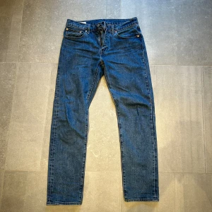 Levis jeans - Säljer nu mina Levis 502 i storlek 31:32. De är i nyskick! Det är en snygg blå färg och de sitter riktigt bra. Jag är 178cm lång och de sitter perfekt. Hör av dig vid frågor eller funderingar!