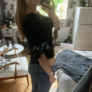 Blus  - Supersöt svart blus med broderade blommor som detaljer på ärmarna 💗 Pris kan diskuteras 💗