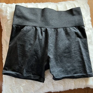 Gymshorts - 2 gymshorts Alla i S