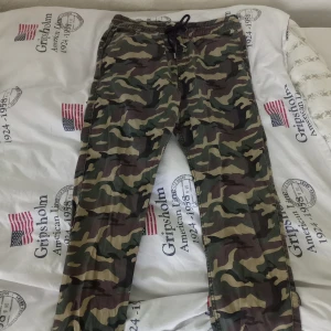 Cargo byxor  - Säljer ett par cargo byxor i strl M från junkyard. Lite slitna men dem ser jätte bra ut. Original pris ca 400. Säljer dem för 60kr + frakt! 