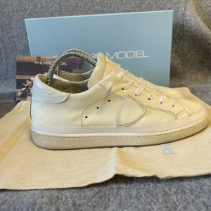 Philippemodel skor - Otroligt feta Philippe model skor🤩 skicket är jätte bra! Storlek 40 men passar 41. Endast skorna ingår. Skriv vid funderingar ☺️🙏🏽