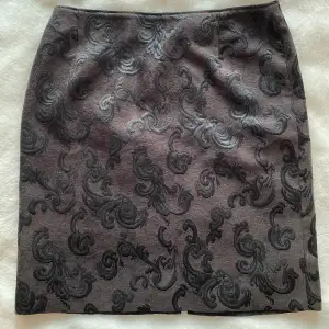 Ny svart mönstrad kjol från ERFO i strl 40.  Ny, aldrig använd.  Mått Midjan: ca 39 cm Total längd: ca 53 cm  62% polyester och 38% akryl   Kommer från ett djur och rökfritt hem.