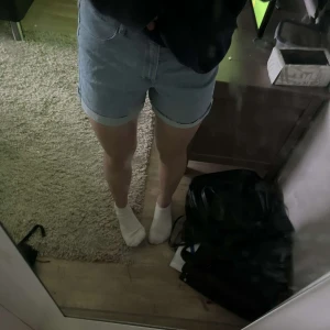 2 PAR SHORTS (jeansshorts) - 2 par shorts. Ett par vita och ett par vanliga blå. Dem vita har en blå liten fläck på bakre ficka men den syns inte så länge du kollar väldigt noga och står nära. Något stora på mig som normalt bär 148-168 och är 157 cm. Frakt ingår i priset